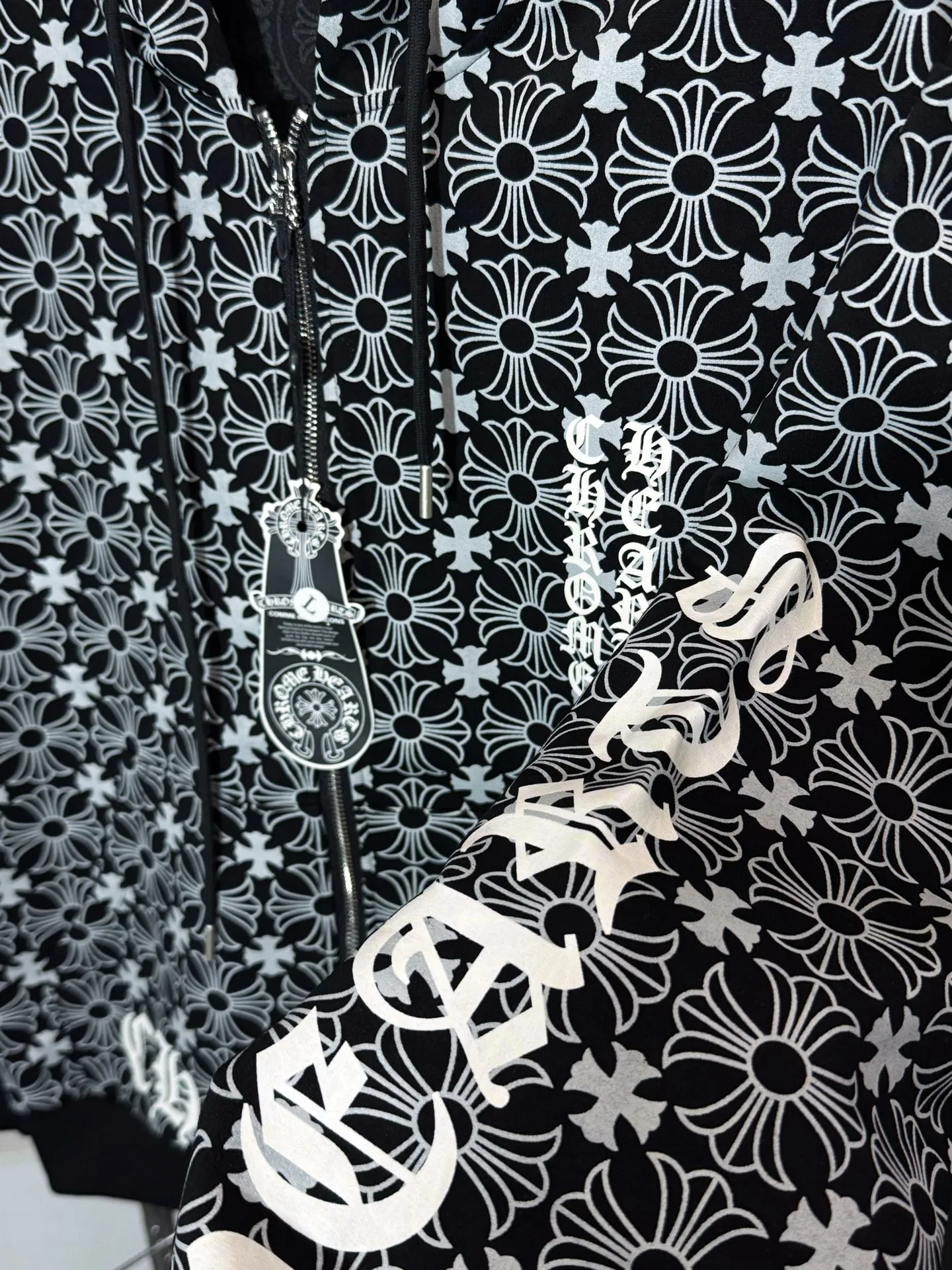 P320 model number: HE362 Chromehearts - Chromehearts all-over printed cross-flower hooded jacket. The fabric is made of high-gram heavyweight terry cotton fabric. The upper body is warm and comfortable, and the hand feels delicate. The surface of the clothes is made of all-over offset printing technology, which highlights the characteristics of the overall clothing. The Sanskrit letters on the arms and the horseshoe print on the back are very conspicuous, which enhances the overall sense of high-end. The custom-made Chromehearts pattern hardware zipper is made by a large factory. You can buy it with confidence.  Color: Picture color Size: S M L XL